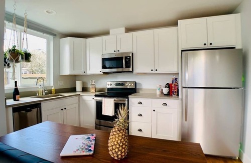 Green Lake Apartamento | Welcome to your own light-filled birdhouse perched above lovely Green Lake