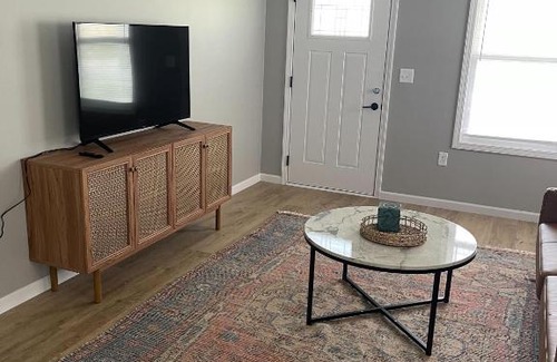 Hamilton Apartamento | Birdie Mae - 2 bedroom House in DT Hamilton