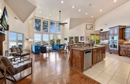 Rogers Casa | Birds Eye Retreat -10 acres on Beaver Lake-Hot Tub