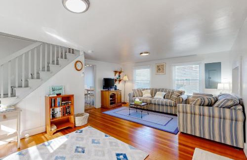 Oak Bluffs Casa | Birds of Paradise