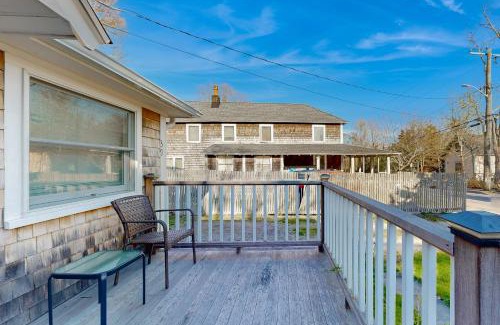 Oak Bluffs Casa | Birds of Paradise