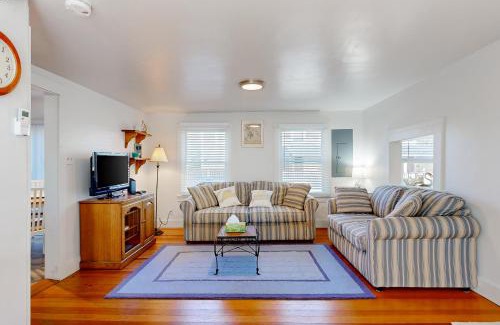Oak Bluffs Casa | Birds of Paradise