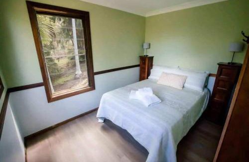 Palmwoods Chalet De Esquí | Birdsong Train Carriage Cabin with Outdoor Bath