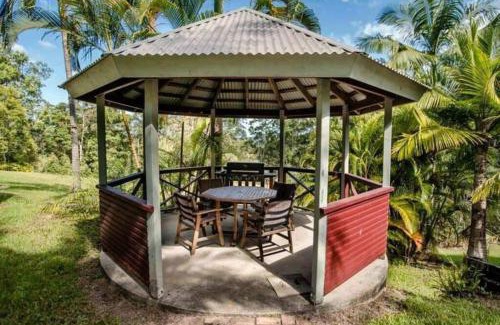 Palmwoods Chalet De Esquí | Birdsong Train Carriage Cabin with Outdoor Bath