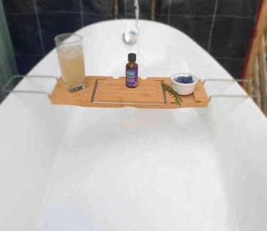 Palmwoods Chalet De Esquí | Birdsong Train Carriage Cabin with Outdoor Bath