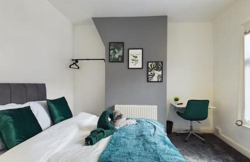 Stoke-on-Trent Casa | Birks House By RMR Accommodations - NEW - Sleeps 8 - Modern - Parking