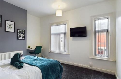 Stoke-on-Trent Casa | Birks House By RMR Accommodations - NEW - Sleeps 8 - Modern - Parking