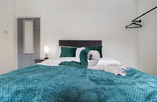 Stoke-on-Trent Casa | Birks House By RMR Accommodations - NEW - Sleeps 8 - Modern - Parking
