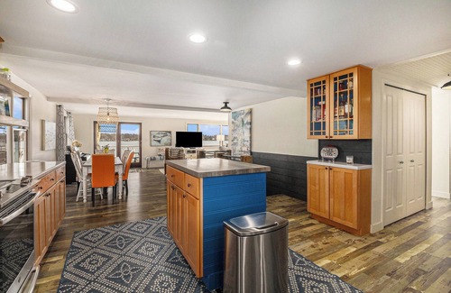 Holly Casa | Birmingham's Bungalow located on Tipsico Lake.