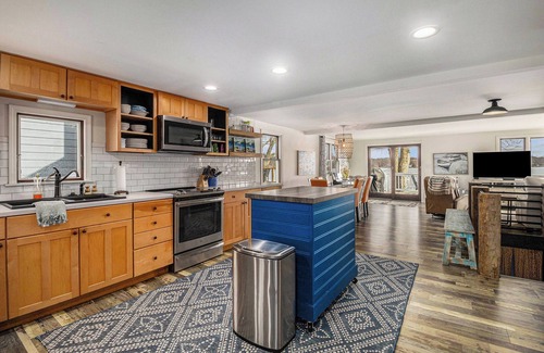 Holly Casa | Birmingham's Bungalow located on Tipsico Lake.