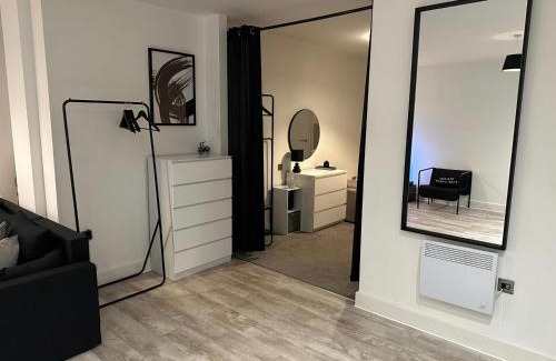 Bloxwich Apartamento | Birmingham Solihull 1-Bed Apt Sleeps 3 w Parking