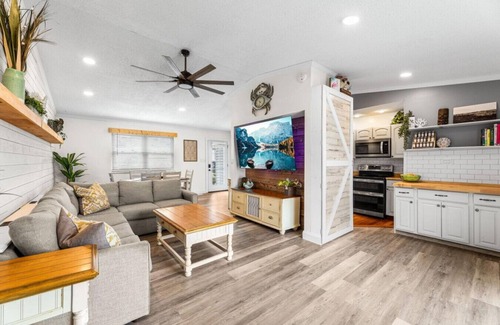 Little Salisbury Casa | Biscayne Bungalow- Coastal Charm Near the Beach