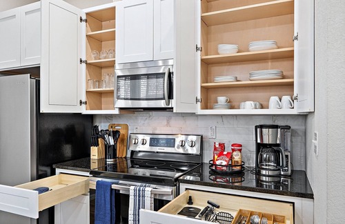 Oak Cliff Casa | Bishop Arts Duplex w/ Yard – Pet Friendly 3BR/2.5BA