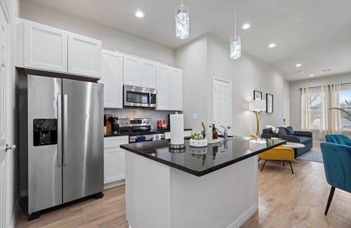 Oak Cliff Casa | Bishop Arts Duplex w/ Yard – Pet Friendly 3BR/2.5BA