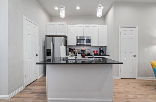 Oak Cliff Casa | Bishop Arts Duplex w/ Yard – Pet Friendly 3BR/2.5BA