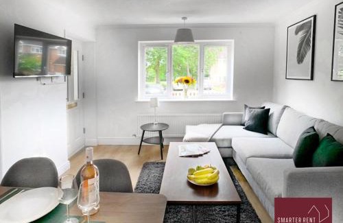 Bisley Apartamento | Bisley - 2 Bedroom House - Front Garden and Parking