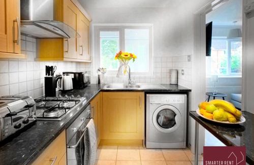 Bisley Apartamento | Bisley - 2 Bedroom House - Front Garden and Parking