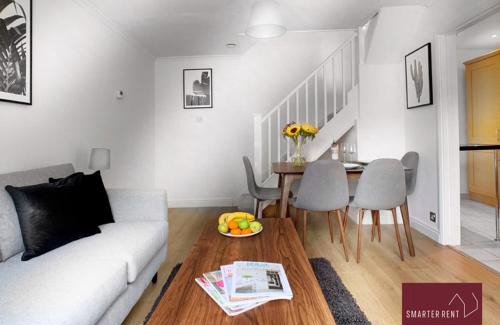 Bisley Apartamento | Bisley - 2 Bedroom House - Front Garden and Parking