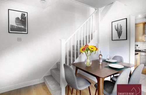 Bisley Apartamento | Bisley - 2 Bedroom House - Front Garden and Parking
