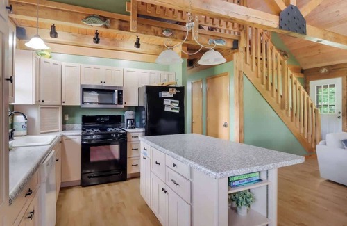 Beulah Casa | Bison Acres Close to Crystal Mt with Hot Tub