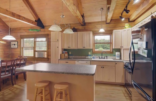 Beulah Casa | Bison Acres Close to Crystal Mt with Hot Tub