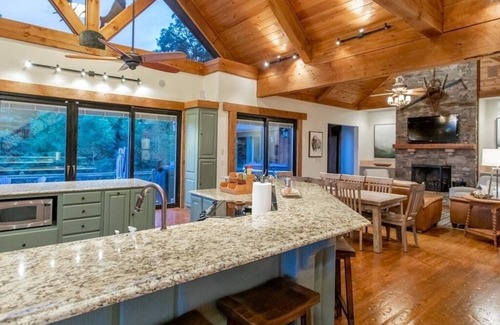 Helen Cabina | Bison View Lodge -Epic Views | Hot Tub | Pickleball Courts