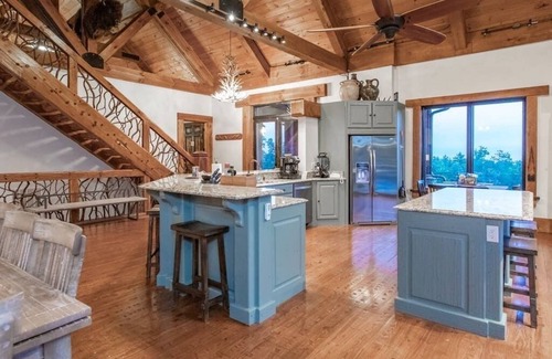 Helen Cabina | Bison View Lodge -Epic Views | Hot Tub | Pickleball Courts