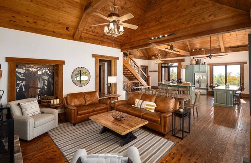 Helen Cabina | Bison View Lodge -Epic Views | Hot Tub | Pickleball Courts