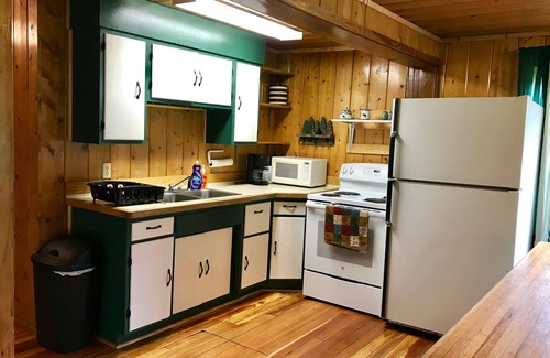 Seeley Lake Cabina | Cabaña de troncos en un hermoso entorno boscoso con acceso al lago.