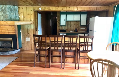 Seeley Lake Cabina | Cabaña de troncos en un hermoso entorno boscoso con acceso al lago.