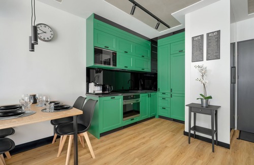 Nowe Miasto Apartamento | Black and Green Apartment by Renters