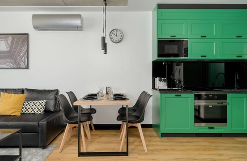 Nowe Miasto Apartamento | Black and Green Apartment by Renters