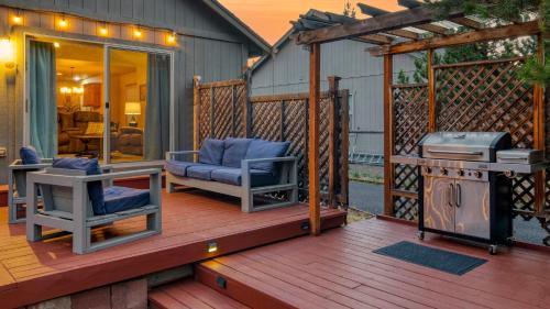 Oregon Water Wonderland Casa | Black Bear Cabin by AvantStay Modern Bend Escape Mt. Bachelor Ski Cabin