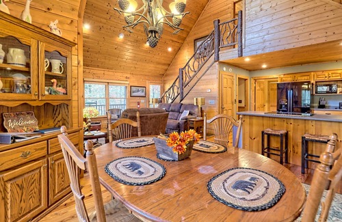 Hiawassee Cabina | Black Bear Cabin - by Chatuge Home Concierge hot tub, pool table