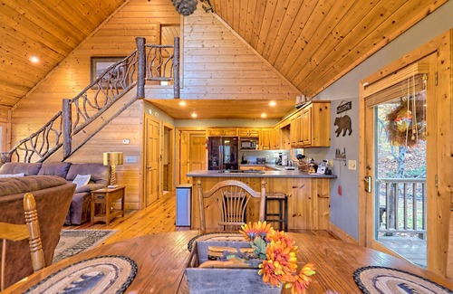 Hiawassee Cabina | Black Bear Cabin - by Chatuge Home Concierge hot tub, pool table
