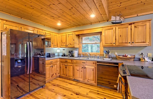 Hiawassee Cabina | Black Bear Cabin - by Chatuge Home Concierge hot tub, pool table