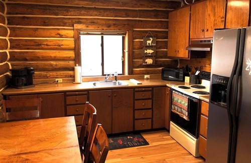 Coram Cabina | Black Bear Cabin A rustic cabin 10 minutes away from Glacier National Park!