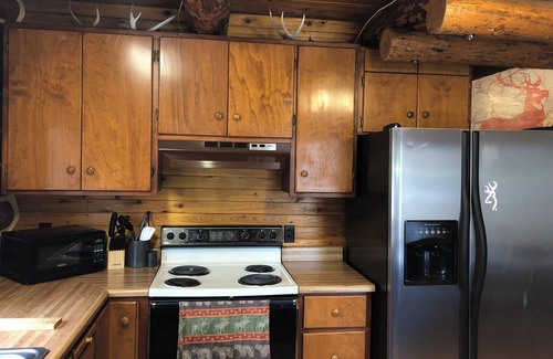 Coram Cabina | Black Bear Cabin A rustic cabin 10 minutes away from Glacier National Park!