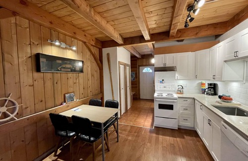Ucluelet Casa | Black Bear Cottage