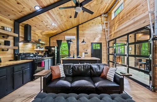 Rocky Grove Cabina | Black Bear Lodge - Fire Pit - Hot Tub