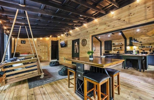 Rocky Grove Cabina | Black Bear Lodge - Fire Pit - Hot Tub