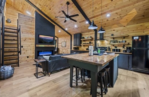 Rocky Grove Cabina | Black Bear Lodge - Fire Pit - Hot Tub