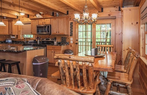 Rockbridge Cabina | Black Bear Hideaway-Lodge-Baño Privado-Vista al bosque
