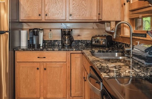 Rockbridge Cabina | Black Bear Hideaway-Lodge-Baño Privado-Vista al bosque