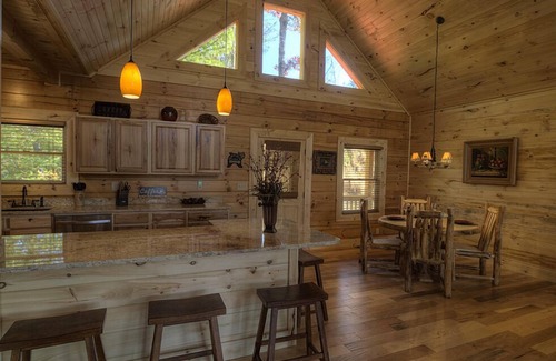 Bryson City Cabina | Negro Bear Lodge At Deep Creek estrenar cabina de Mtn Vistas, Polar Express 1 milla