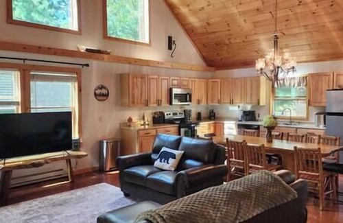 Chase Cabina | Black Bear Retreat-Hot Tub, Pet Friendly, Game Room