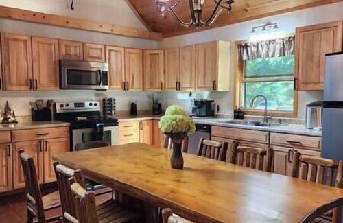 Chase Cabina | Black Bear Retreat-Hot Tub, Pet Friendly, Game Room