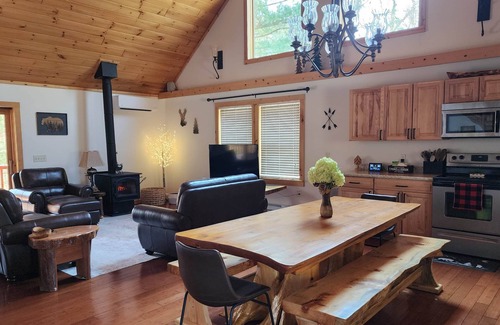 Chase Cabina | Black Bear Retreat-Hot Tub, Pet Friendly, Game Room