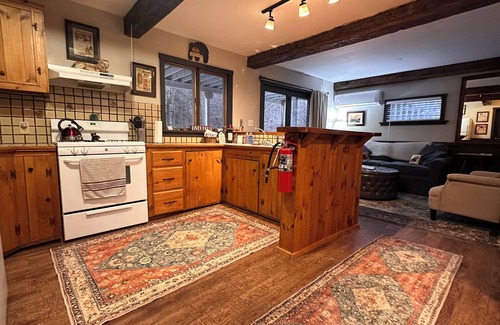 Montgomery Center Cama Y Desayuno | Black Bear Suite - Amazing 2BR suite with deck overlooking the Trout River & only 7 minutes to Jay Peak Resort. With Breakfast Included!