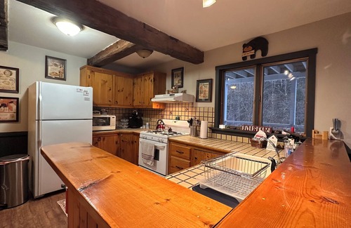 Montgomery Center Cama Y Desayuno | Black Bear Suite - Amazing 2BR suite with deck overlooking the Trout River & only 7 minutes to Jay Peak Resort. With Breakfast Included!
